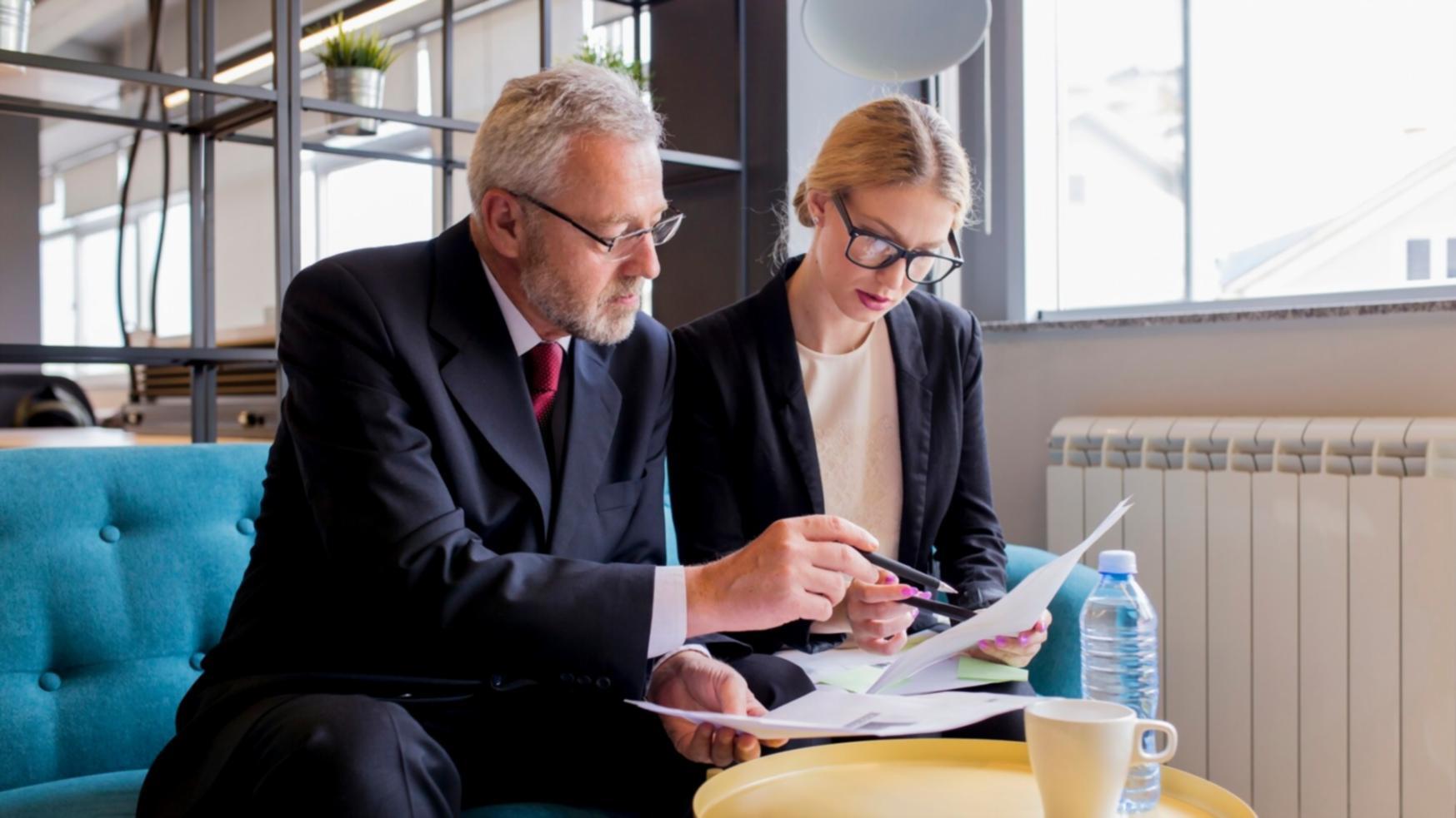 ASLBEK YARASHOV Team bei der Arbeit im modernen Büro in Dillingen