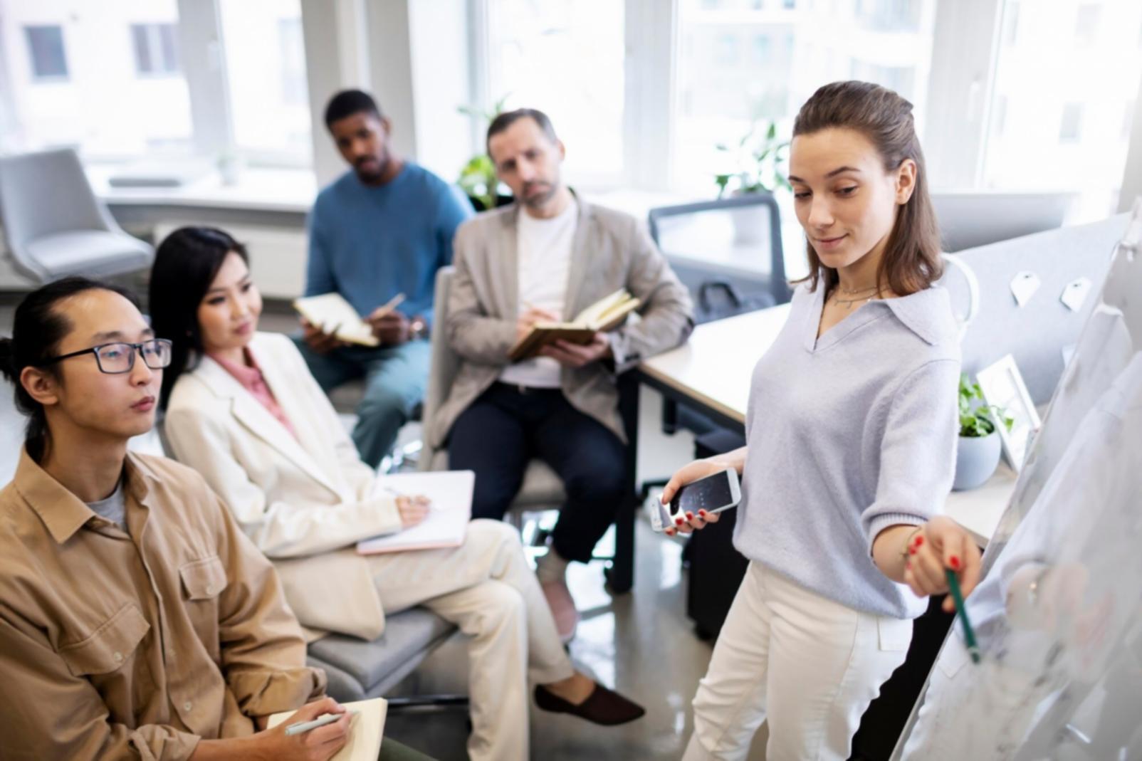 Startup-Team arbeitet an Finanzplanung